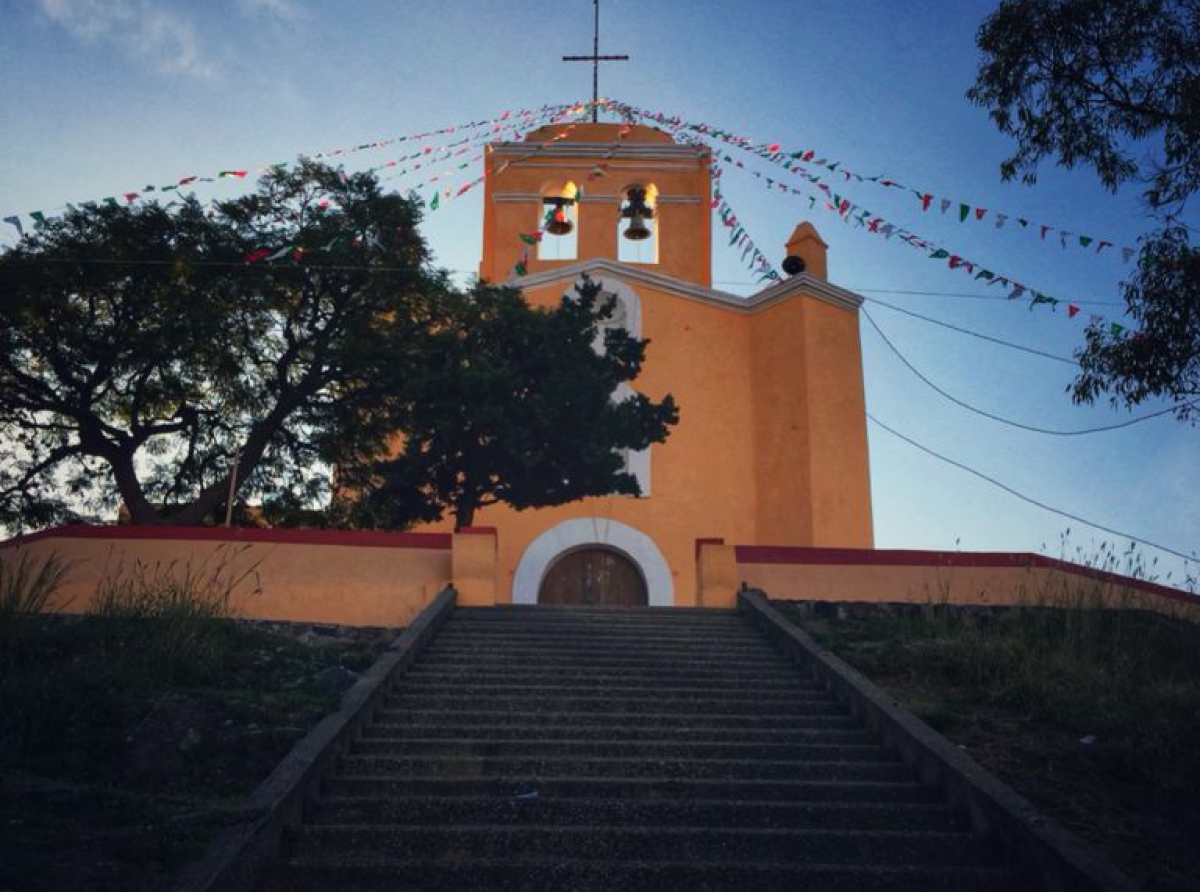 A pesar de la pandemia, feligreses visitan al arcángel San Miguel en su día